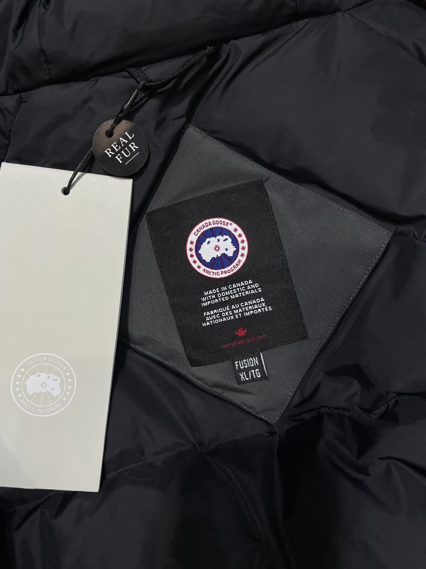 P900 special down Canada Goose Canada Goose #Chilliwack 7999M bomber jacket short down jacket/01 model #女与狠# Genuine synchronous anti-counterfeiting chip sensor! ➖ Imported 21S polyester-cotton blended original fabric [last year’s 16S/18S hard fabrics have been completely eliminated, this year all use 21S genuine synchronous fabrics, the soft mid-strap feels delicate and textured], genuine synchronous Feather-Light 10D waterproof coating fabric, made of 84.5 polyester fiber and 15.5 cotton, 100% the best feel in the entire network! ➖ The genuine official website is synchronized with the national standard 80 white duck down, you can check the official website customer service, there will never be a series of misleading claims such as 90 down or goose down! ➖ Using the best nylon lining with double double-layer sealing design, velvet-proof No. 7 needle + grid-filled down ready-made garments, there is 100% no so-called velvet running! ➖ The cuffs are designed with thickened seamless threads, and the collar and pockets are lined with top-quality polar fleece to keep you warm and comfortable! ➖ Yoshida YKK provides original custom-made electroplated sliders. YKK two-way lockable zippers are tight and smooth and will not peel off paint! ➖ 3M composite guarantees that the Velcro is the same as the original, durable, and all accessories and hardware are custom-made! ➖ Imported BEHRINGER embroidery machine to customize the 10,000-needle embroidery logo, 98% of which can be reproduced to restore the original logo. You can check and compare on the official website! ➖ The fur collars are all made of large pieces of Western Canadian blue wolf hide, ensuring that each fur collar is 13-15cm wide!   Size:XS-XXL